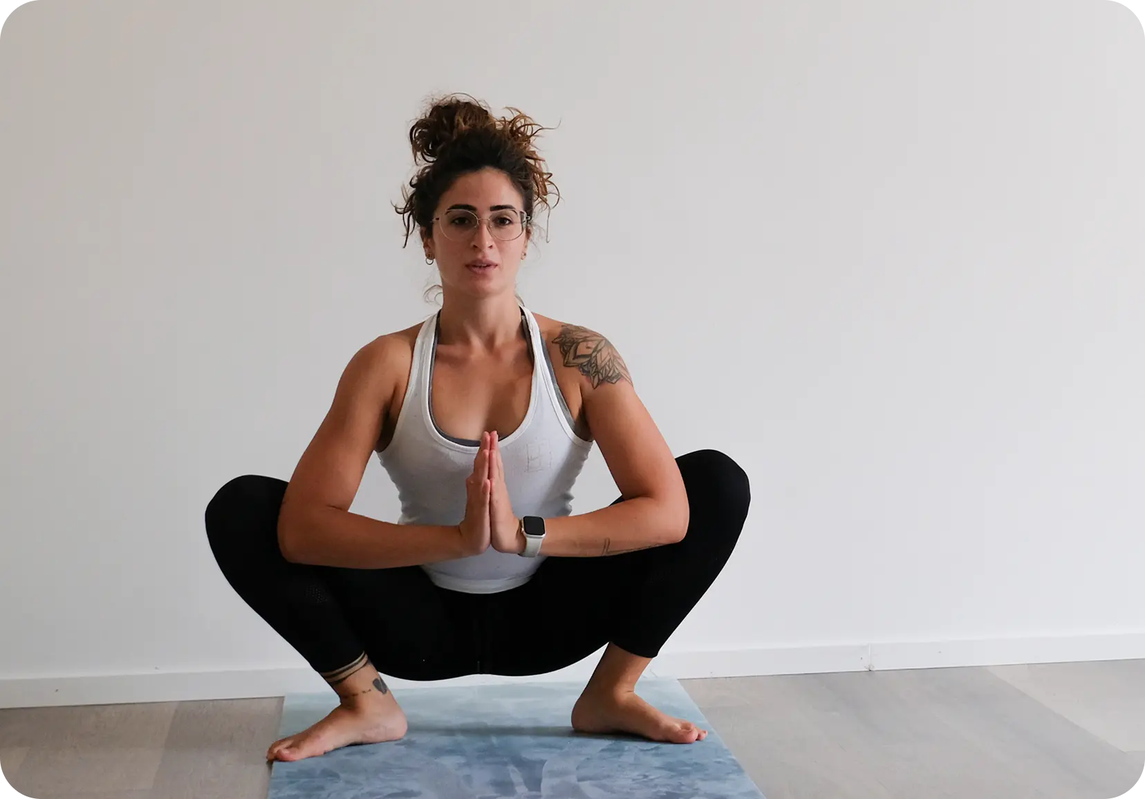Donna pratica yoga - Movimento corporeo personalizzato